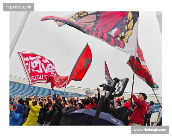 国米球迷热情高涨,主场气氛火爆 国米球迷热情高涨,主场气氛火爆
